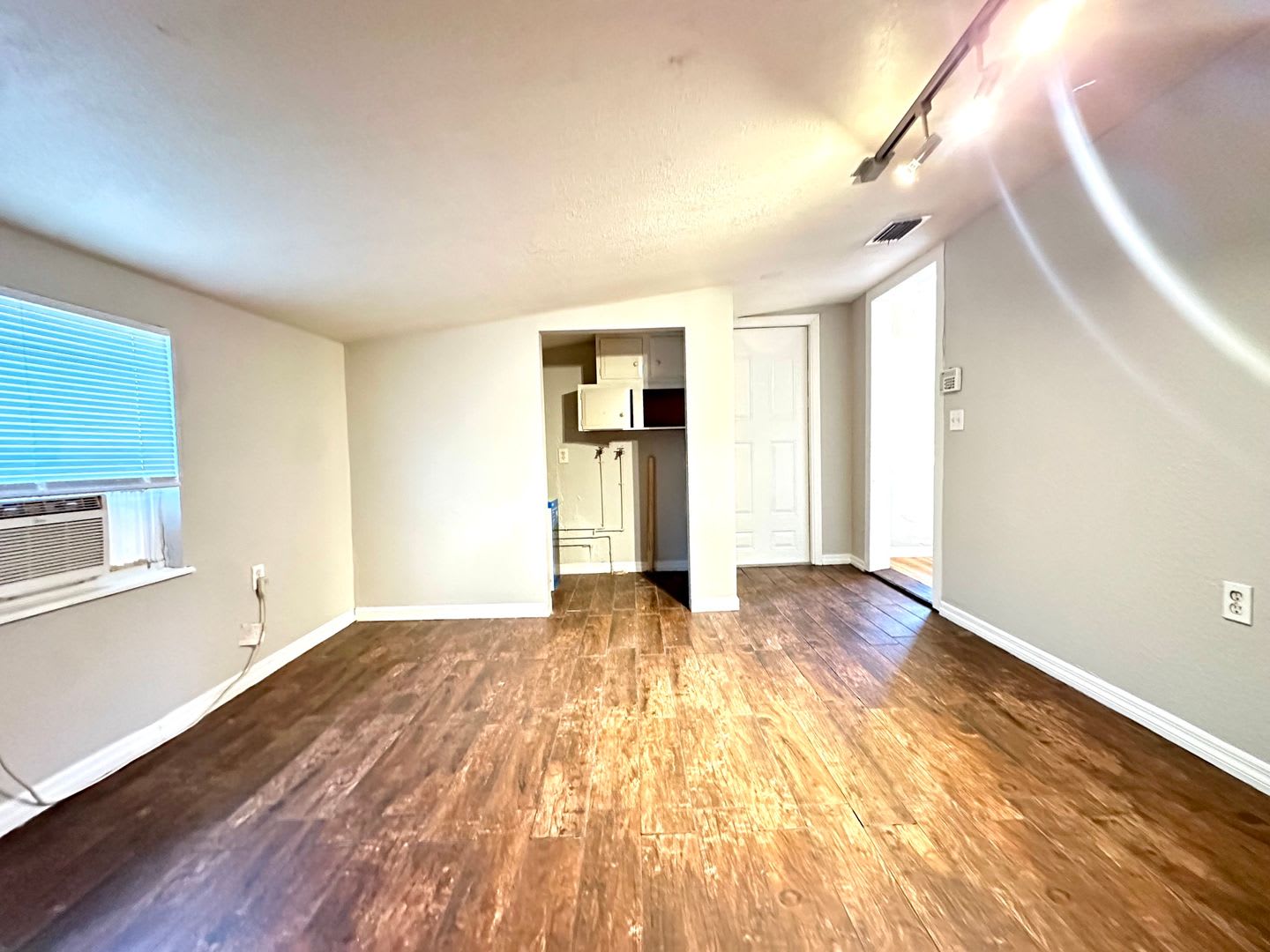 Charming 2BR/1BA St. Pete Home, Available Now! – photo 5