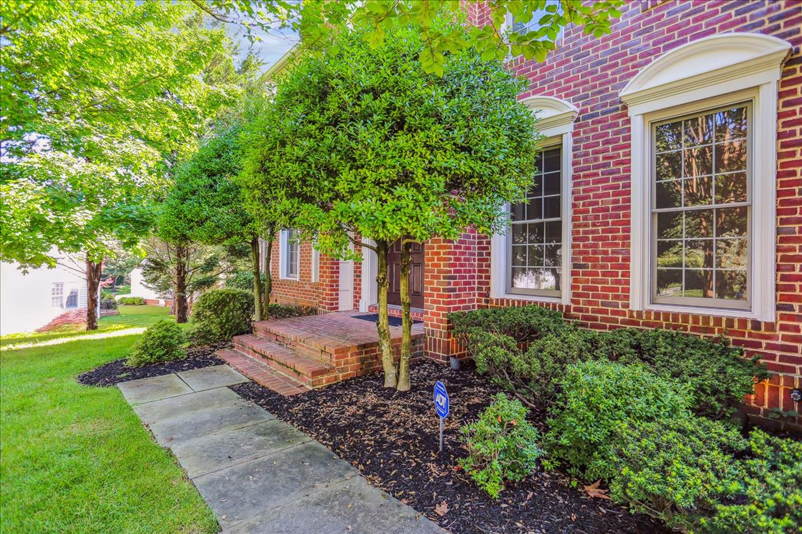 GORGEOUS 5 bed 3.5 Bath with beautiful landscaping – photo 3