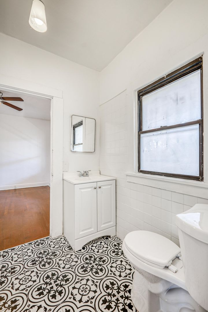 Beautiful Completely Remodeled 2 Bedrooms 1 Bathroom Plus A Versatile Office Study Or Small Third Bedroom Central Area – photo 3