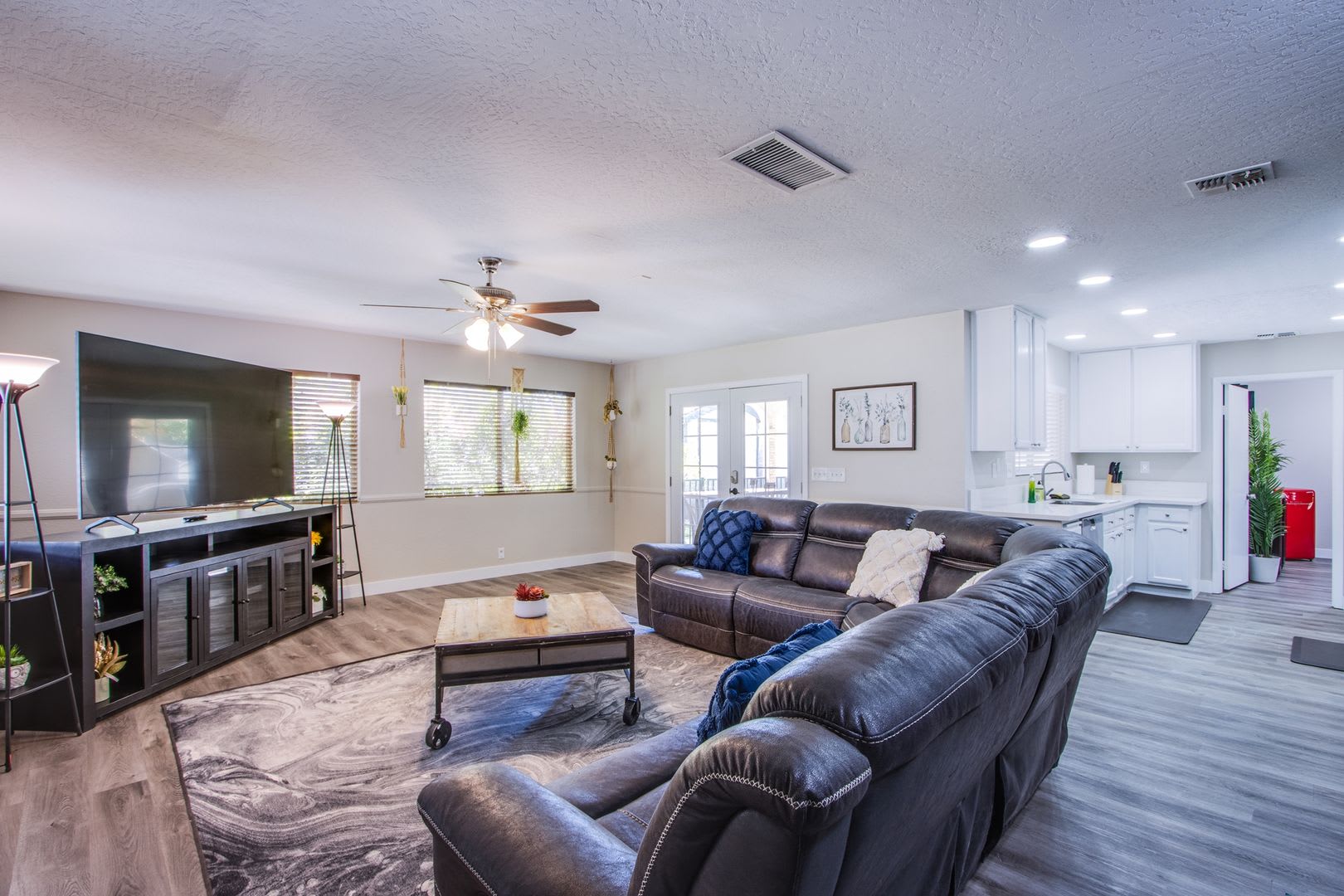 Spacious Stylish And Fully Furnished Luxury 5 Bedroom Home In Henderson – photo 3