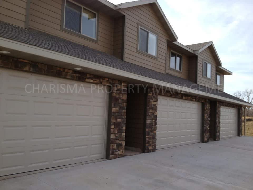 SPACIOUS 3 BEDROOM TOWNHOME!! – photo 4