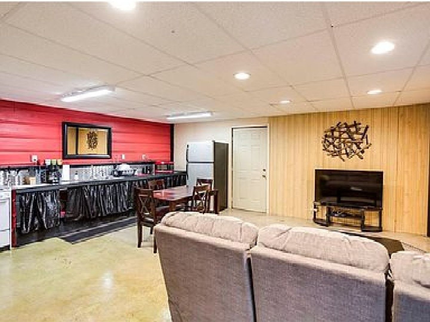 Cute, industrial-modern, and conveniently located!! – photo 4