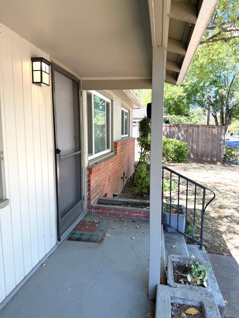Charming 2BR/1BA East Sacramento Duplex with Private Garage – photo 2