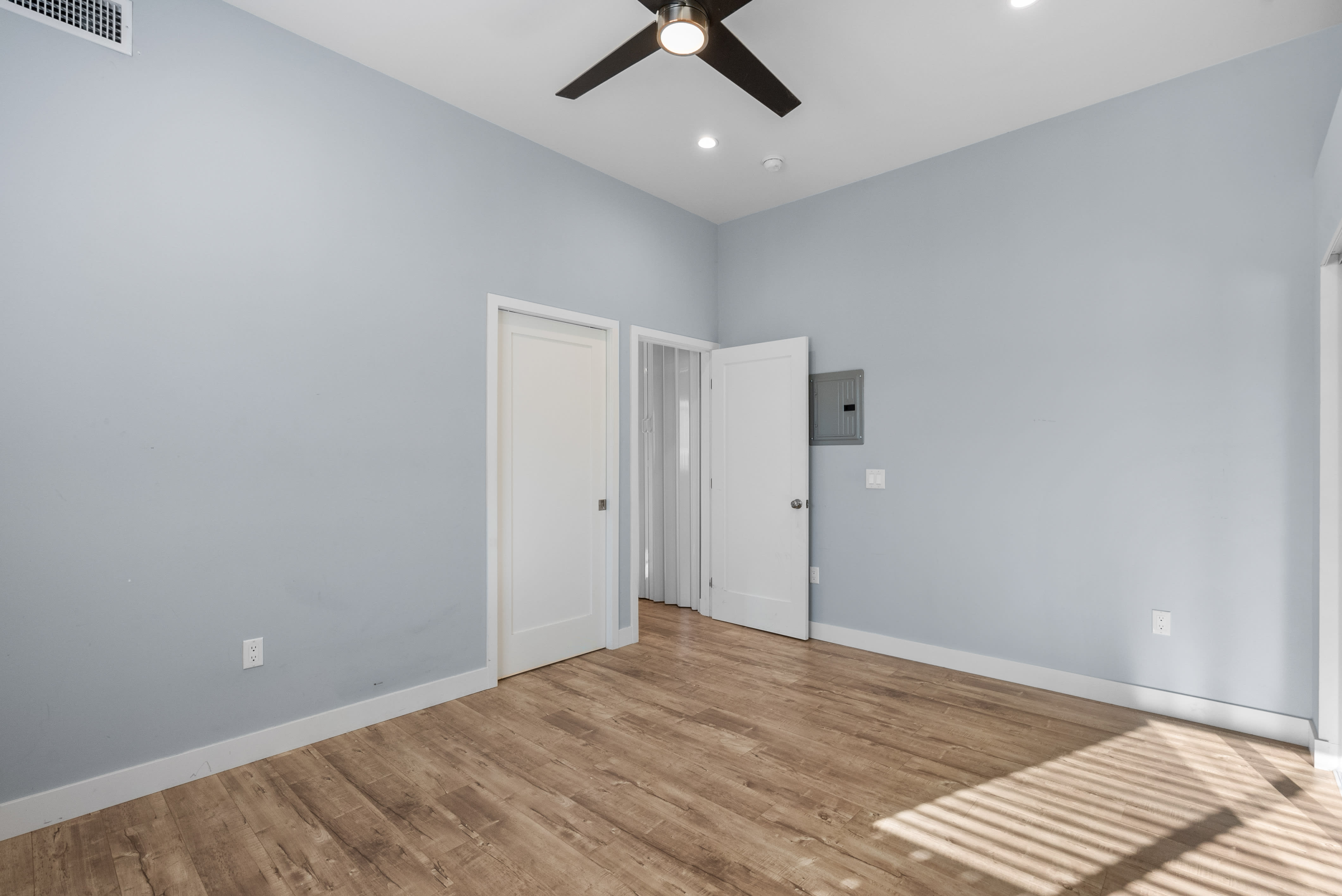 6927 Cozycroft Ave – photo 2