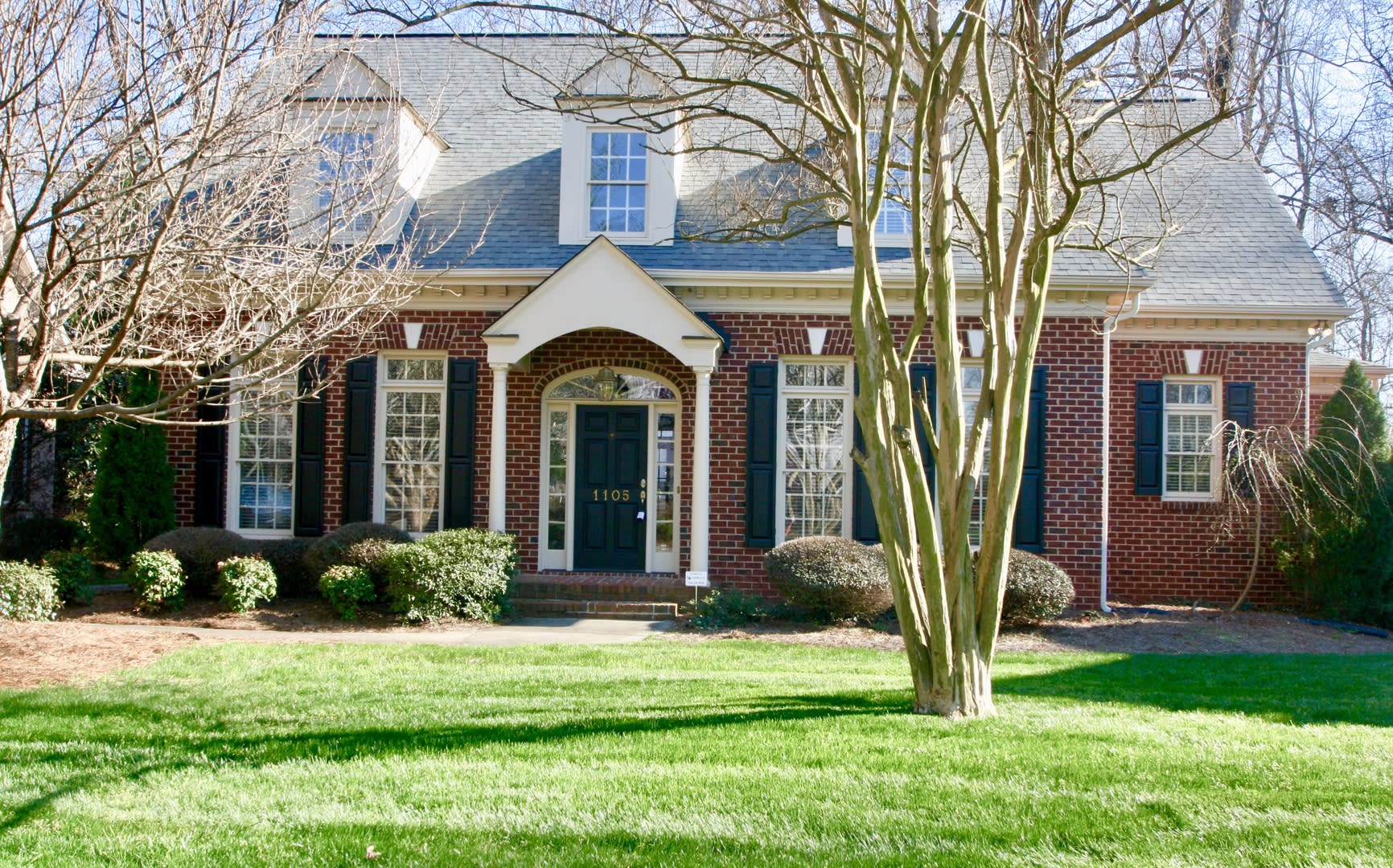 Stunning Brick Home in Cotswold in Quiet cul-de-sac – photo 1