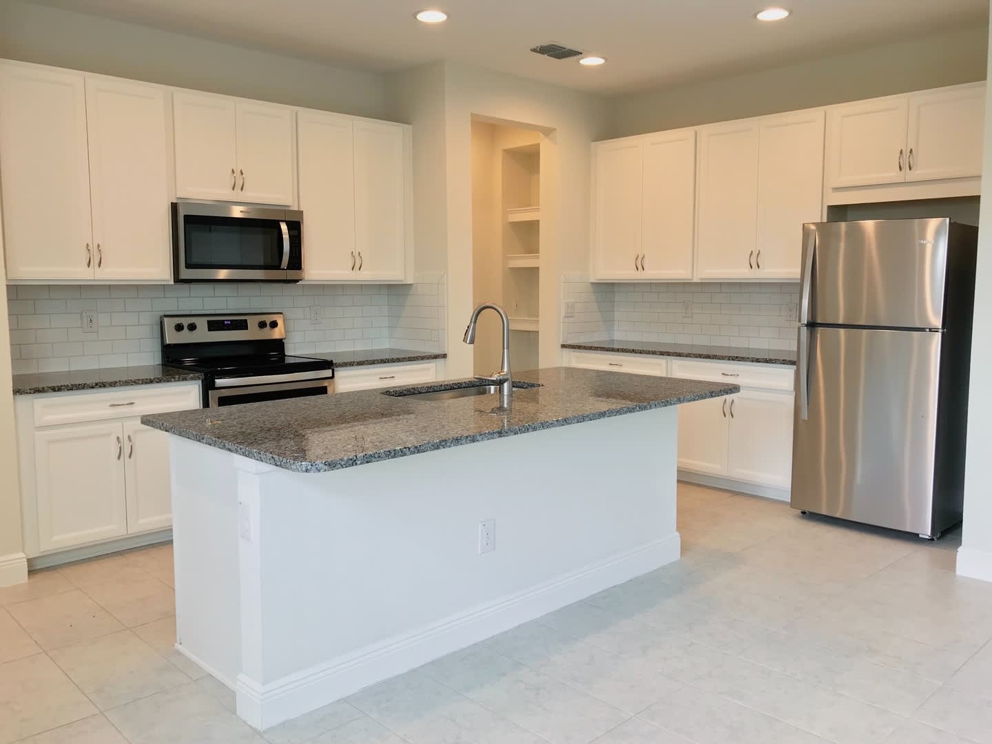 Stunning 3-Bedroom + Den Townhome for Rent in Lutz! – photo 4