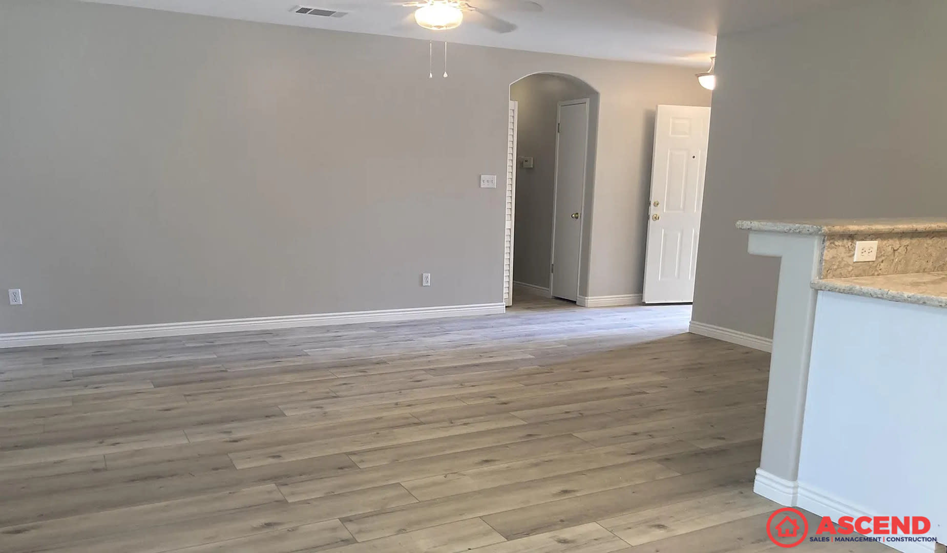 Charming 3 Bed 2 Bath Home 1 162 Sq Ft With Included Stove – photo 2