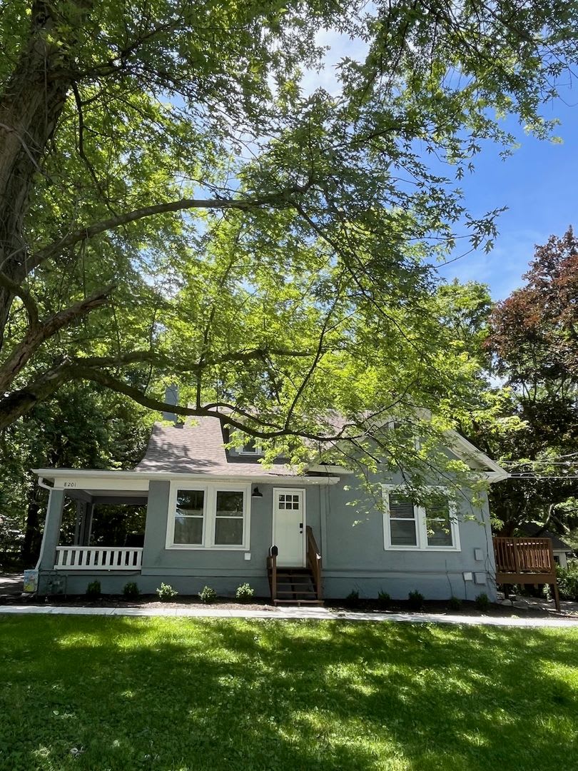 8201 Fully Renovated Home In The Heart Of Overland Park Walk To Downtown And The New Farmer S Market Original Hardwood Floors Modern Updates Throughout – photo 2