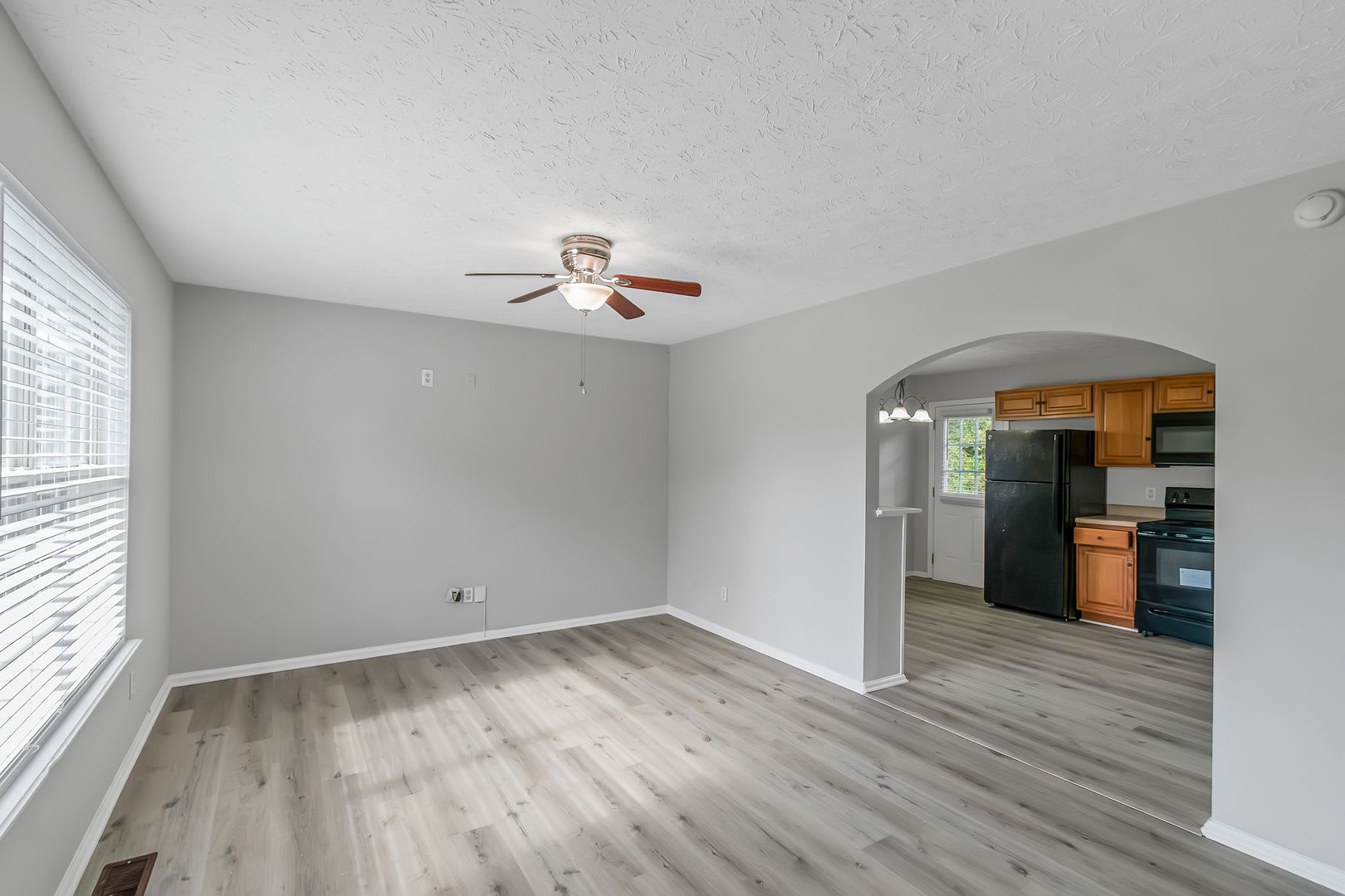 Lovely 3 Bed Room With 2 Baths, Gated Home – photo 5