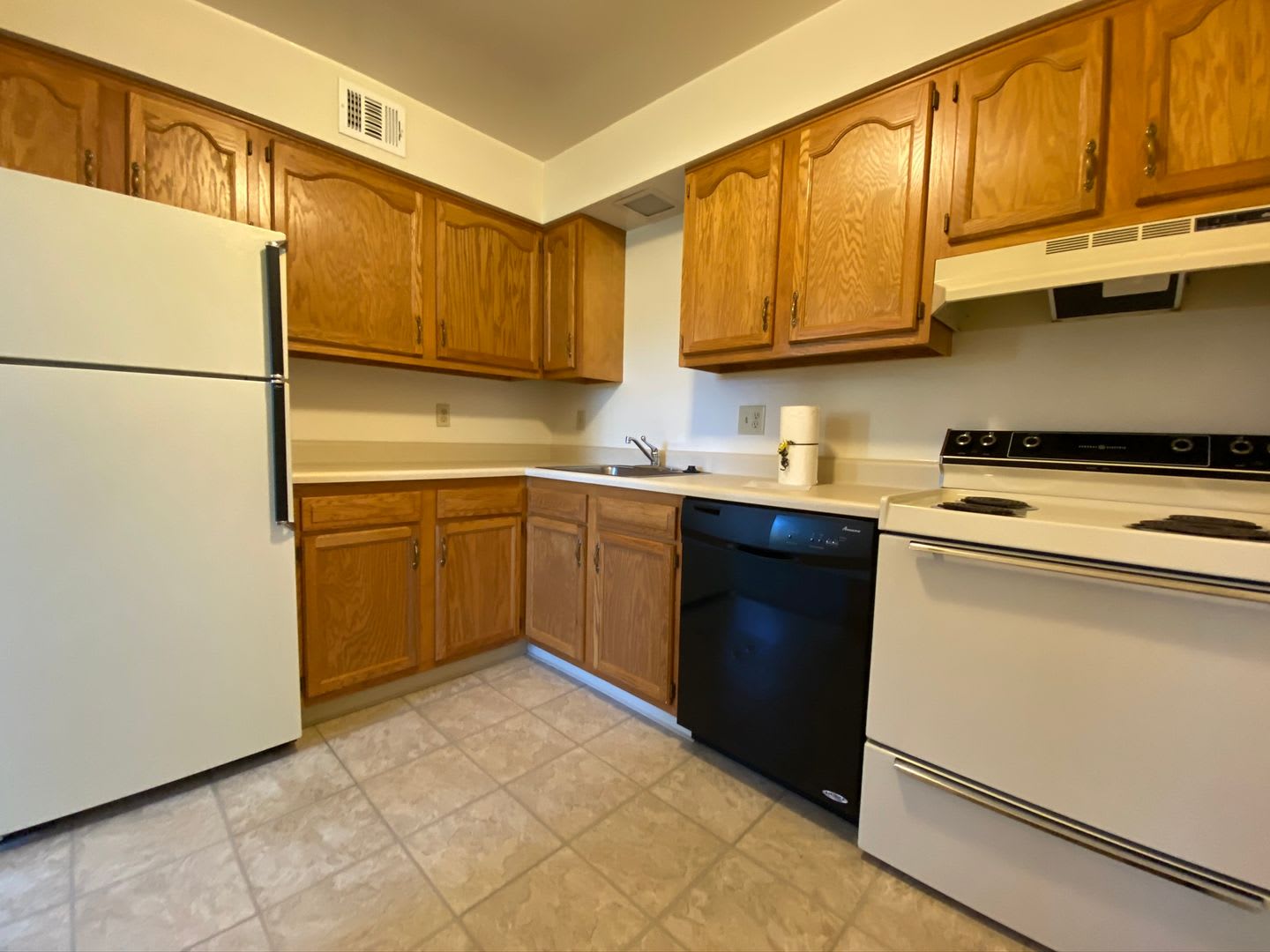 North Hills 2 BR Apartment! Perfect Location – photo 1