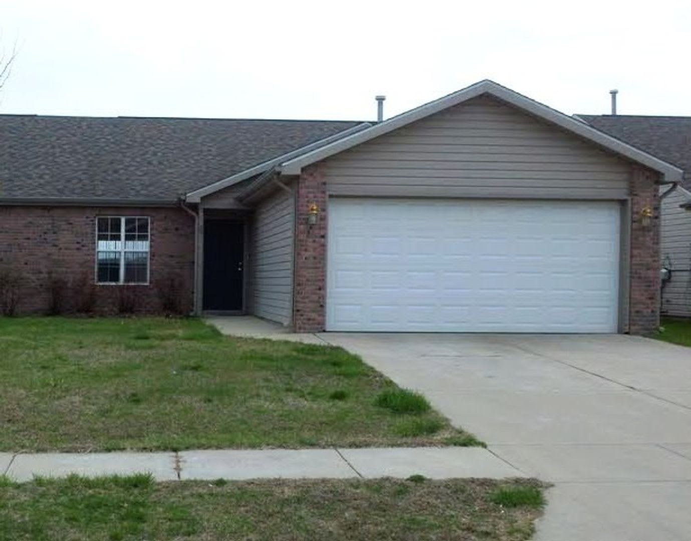 Spacious 3 Bedroom 2 Bathroom Duplex With 2 Car Garage – photo 2