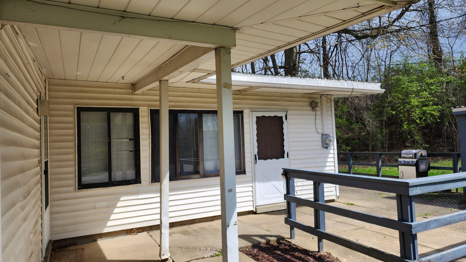 Three bedroom 1.5 house available for rent May 1 2026! – photo 4