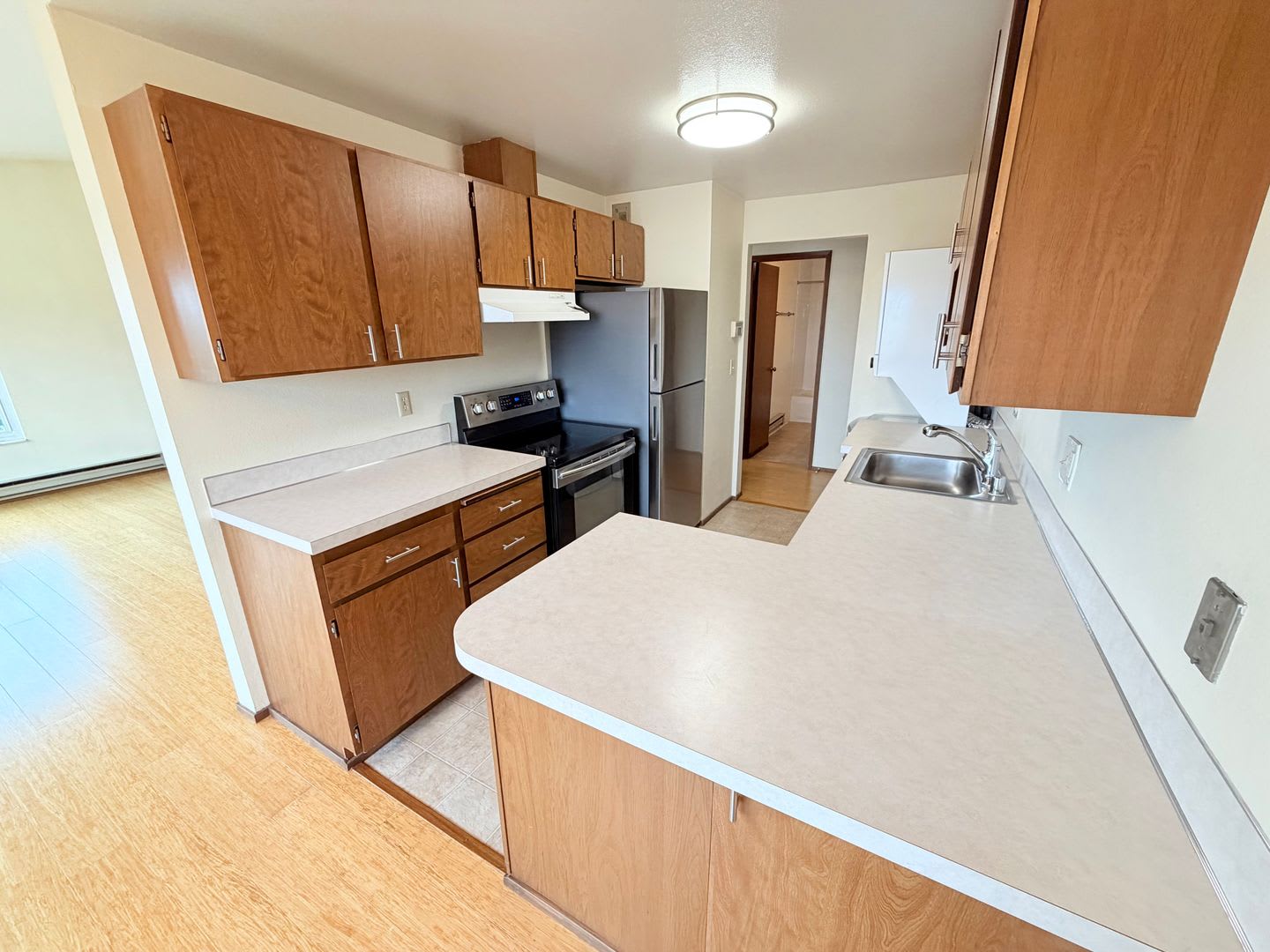 Bright Penthouse Corner Unit w/Garage Parking included – photo 4