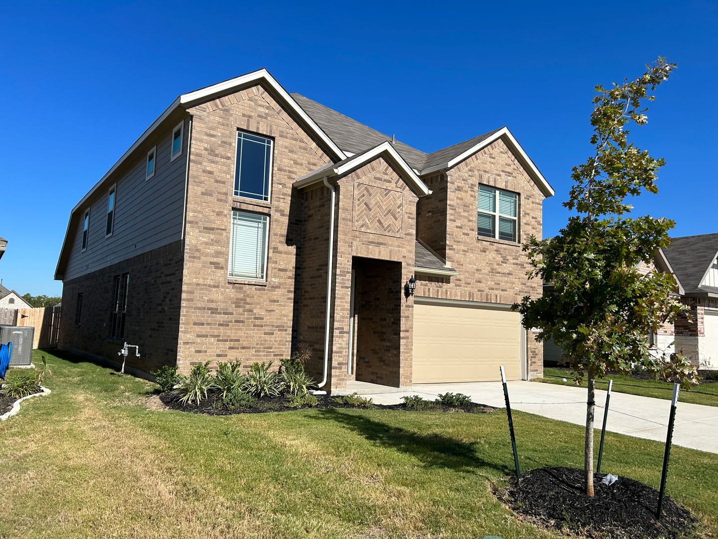 4/2.5/2 with Large Game Room / Near Gruene/ Fridge Included / Covered Back Patio / CISD – photo 1