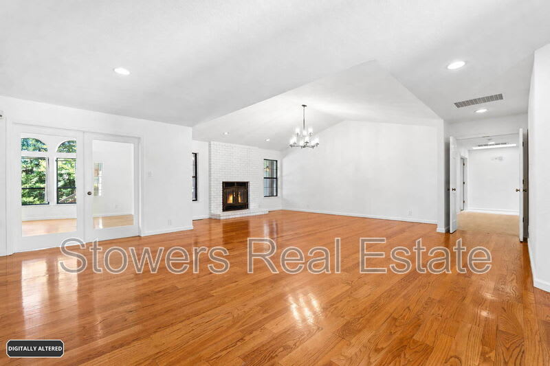 1121 Douglas Ct – photo 4