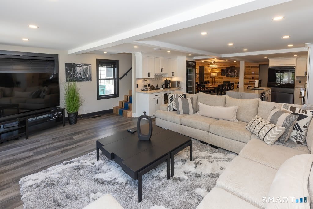 48 Swan Avenue – photo 4