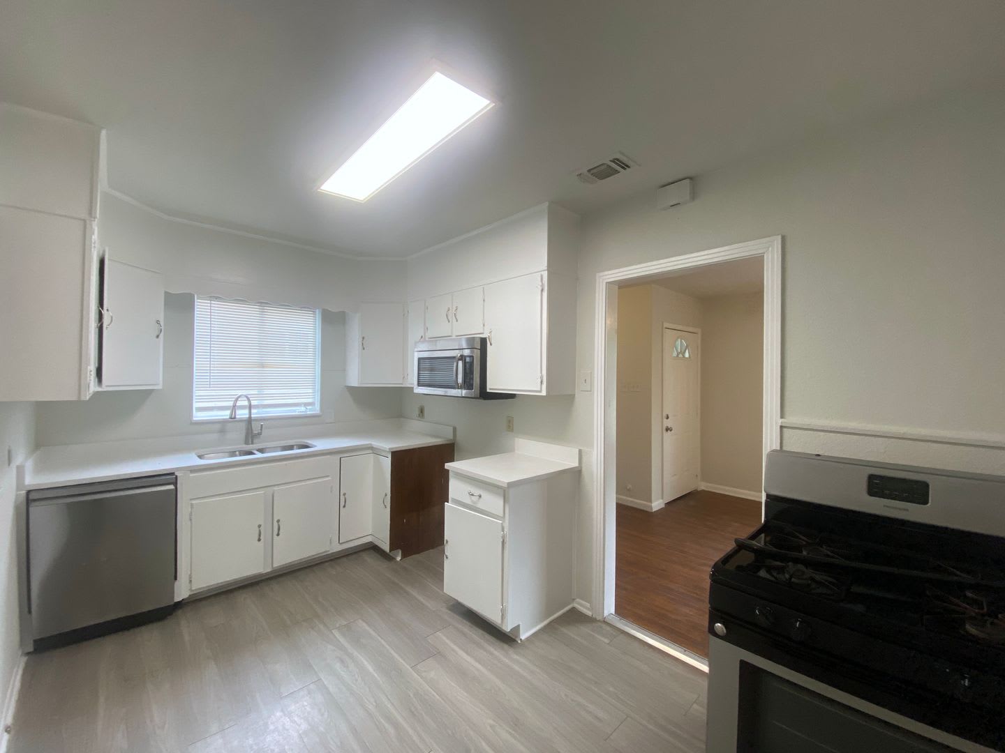 Newly Remodeled 3 bd – photo 3