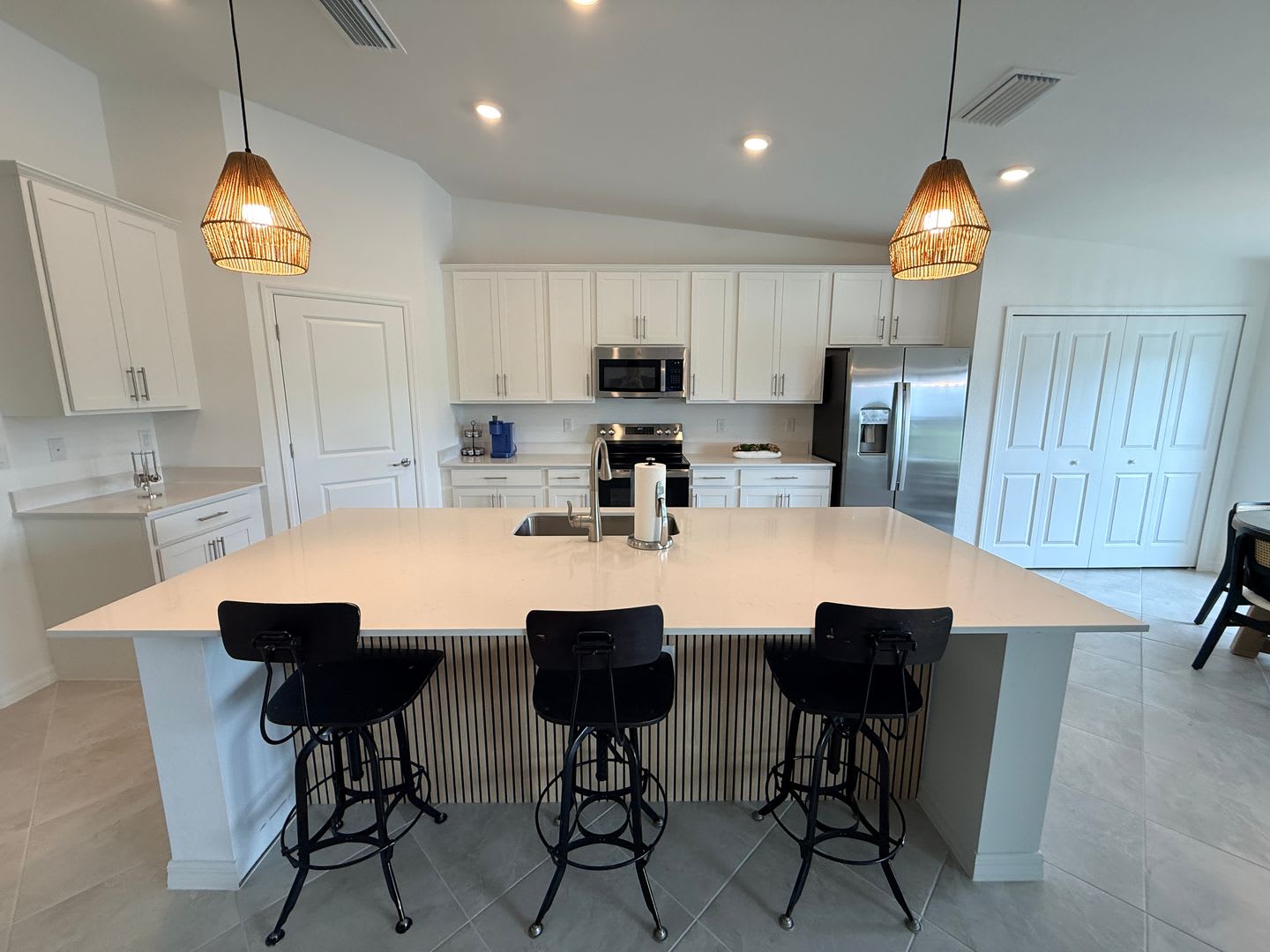Beautifully Furnished Second Floor Coach Home In The New Webb S Reserve Golf Country Club Golf Transfer Available – photo 4