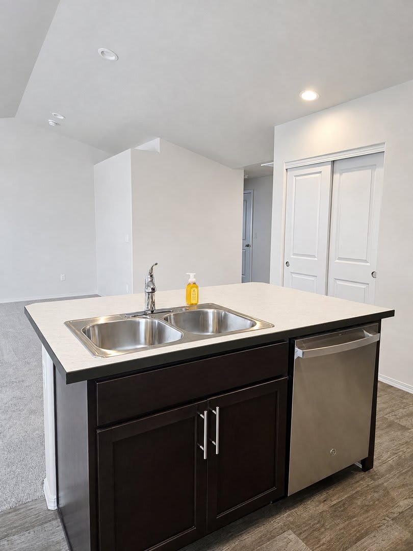 Beautiful Home with Large RV Pad and Premium Finishings – photo 5