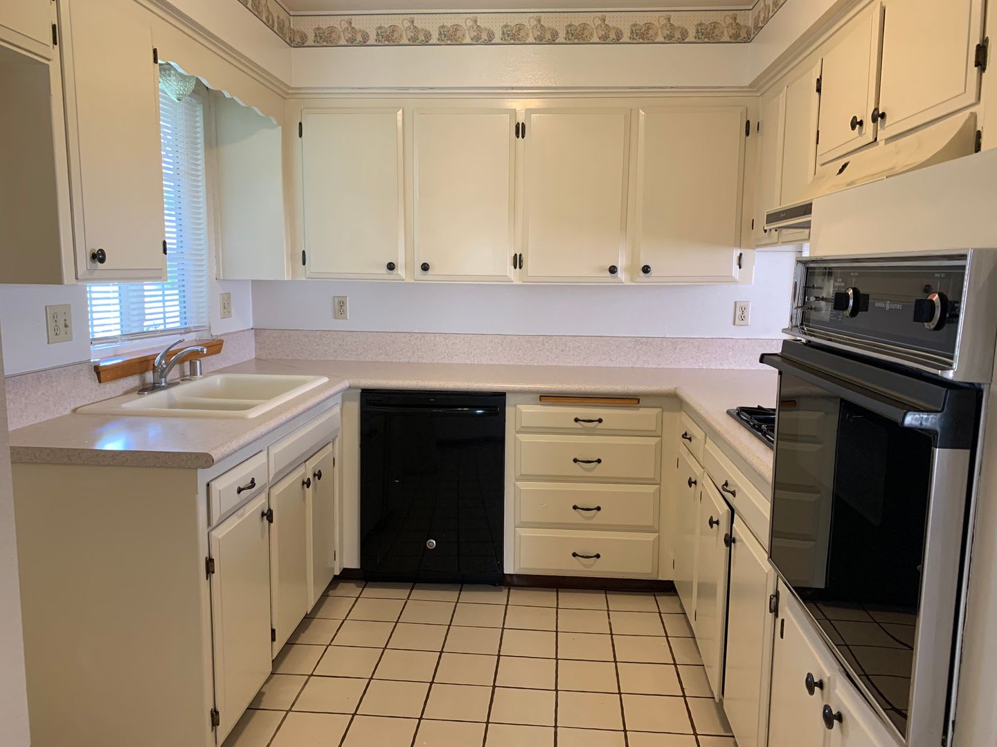 3 Bedroom home in SW Visalia! Updated flooring throughout, coming soon! – photo 5