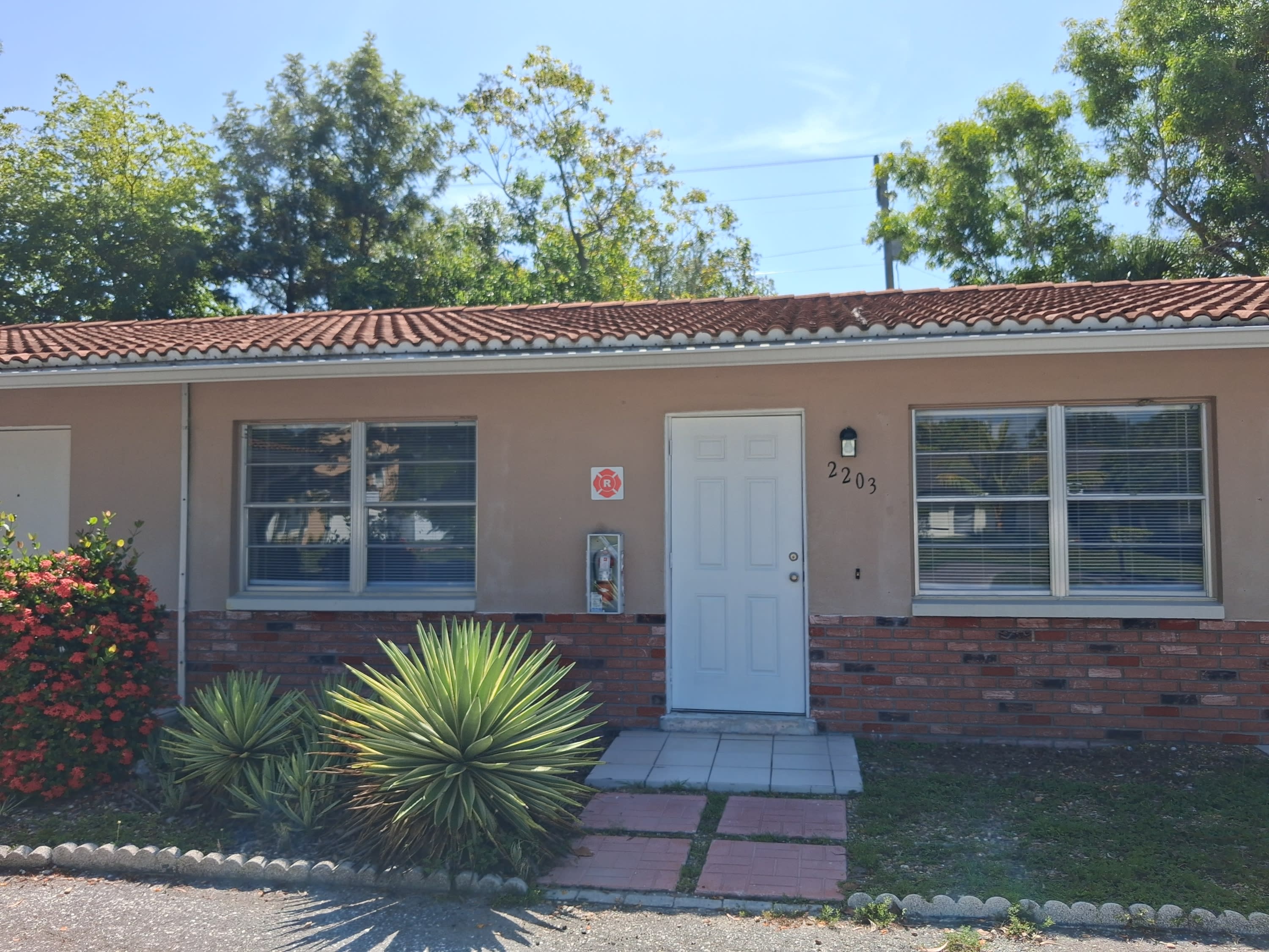 2203-2205 SE 15th Pl – photo 1