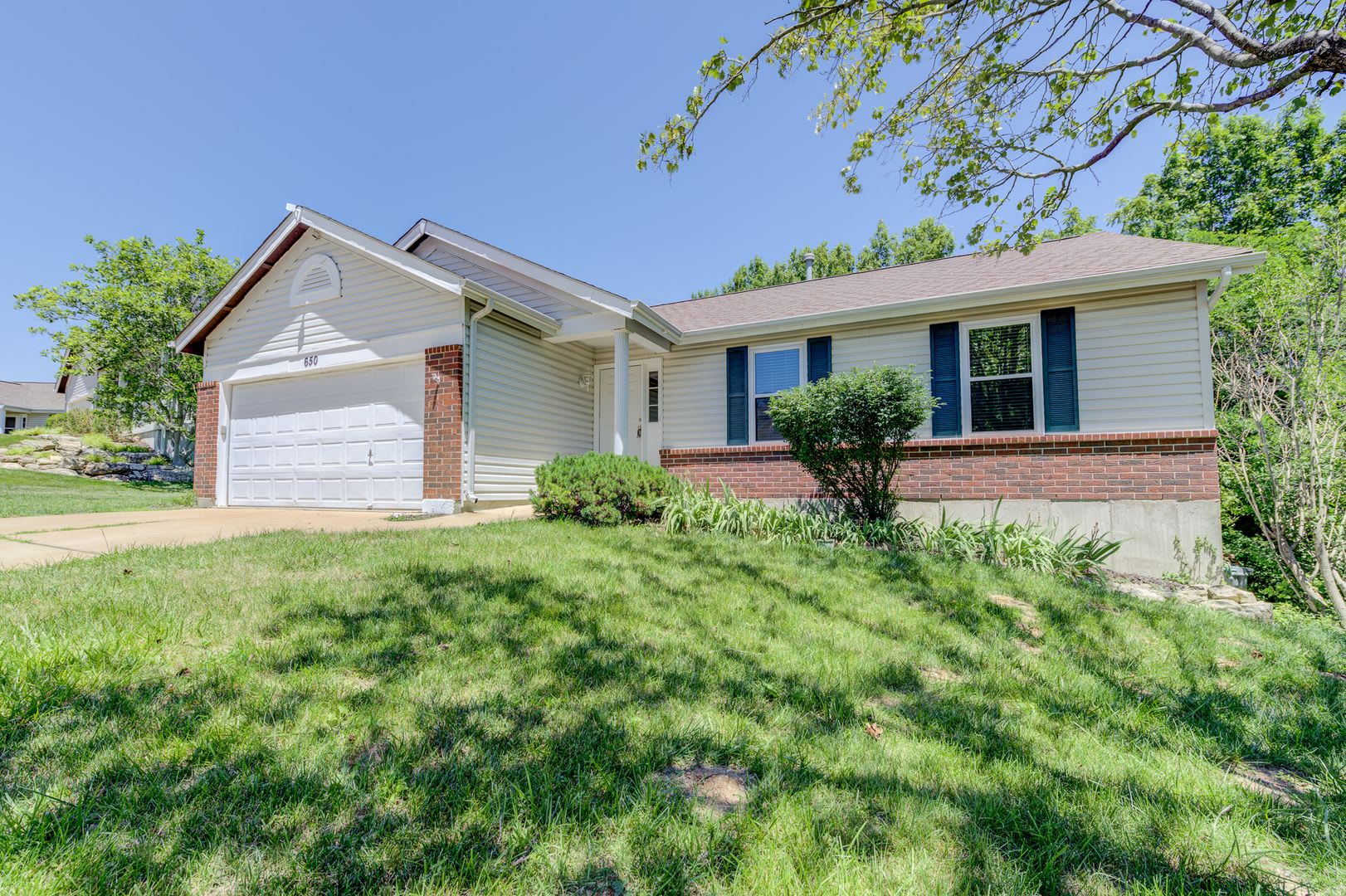 Spacious 3 Bedroom With A Finished Basement Fantastic Eureka Location – photo 1