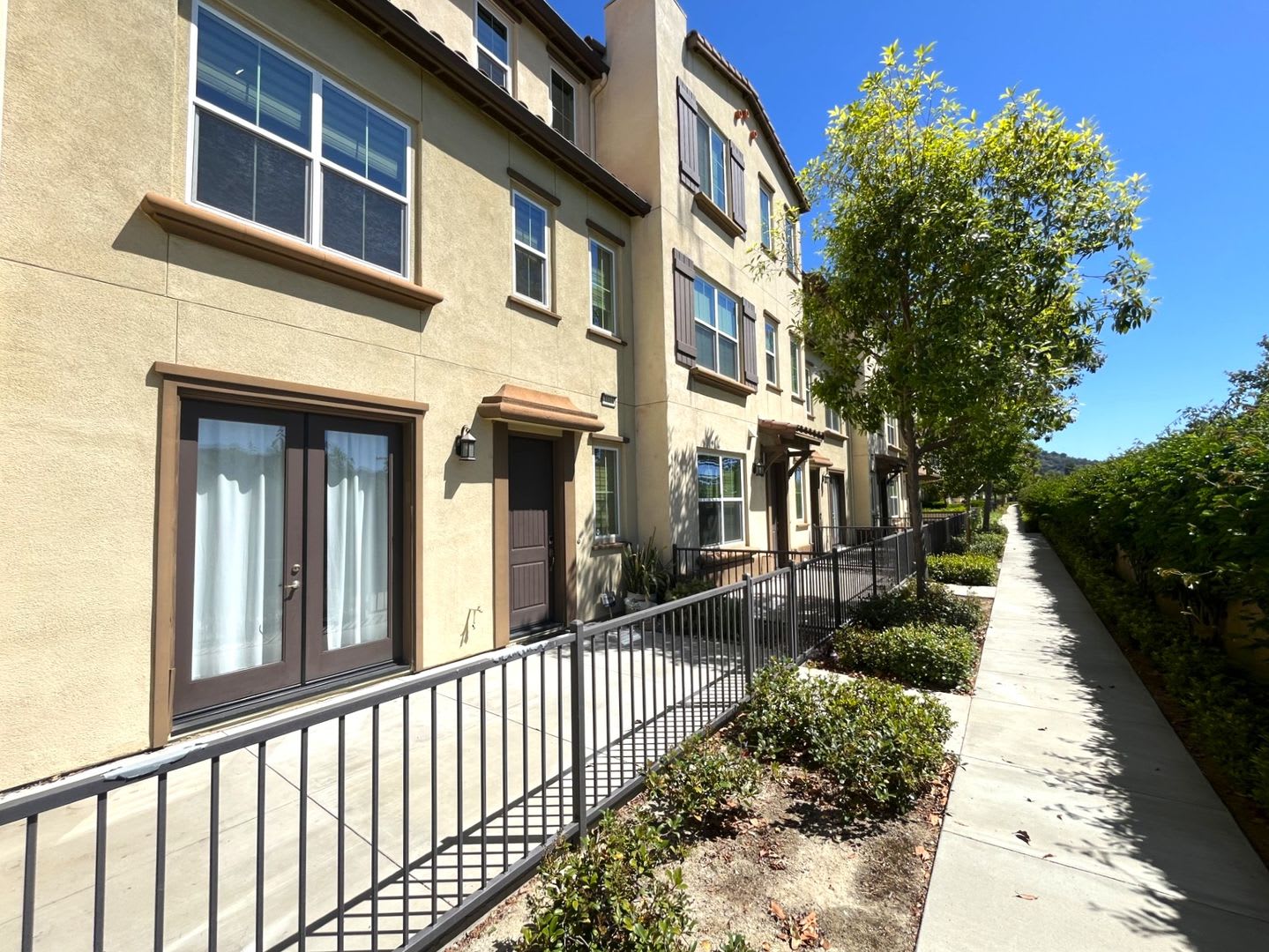 2 bed, 2.5 bath located in Corona, CA! – photo 1