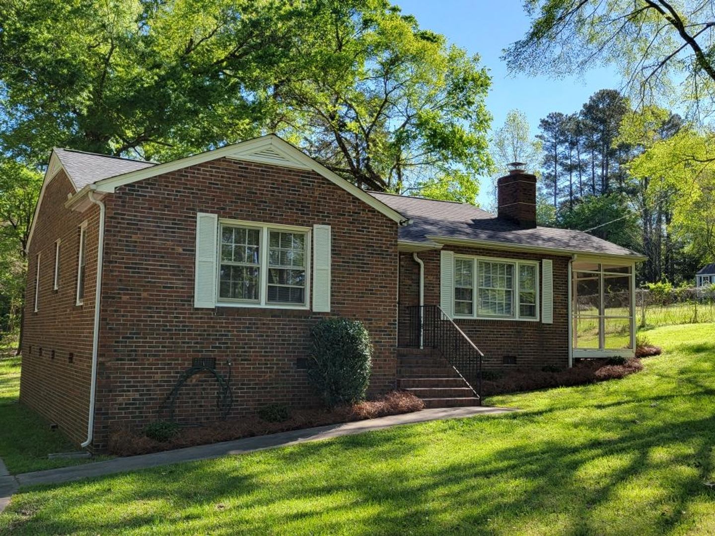 Two bedroom house with large yard in Bel Air Acres!! – photo 2