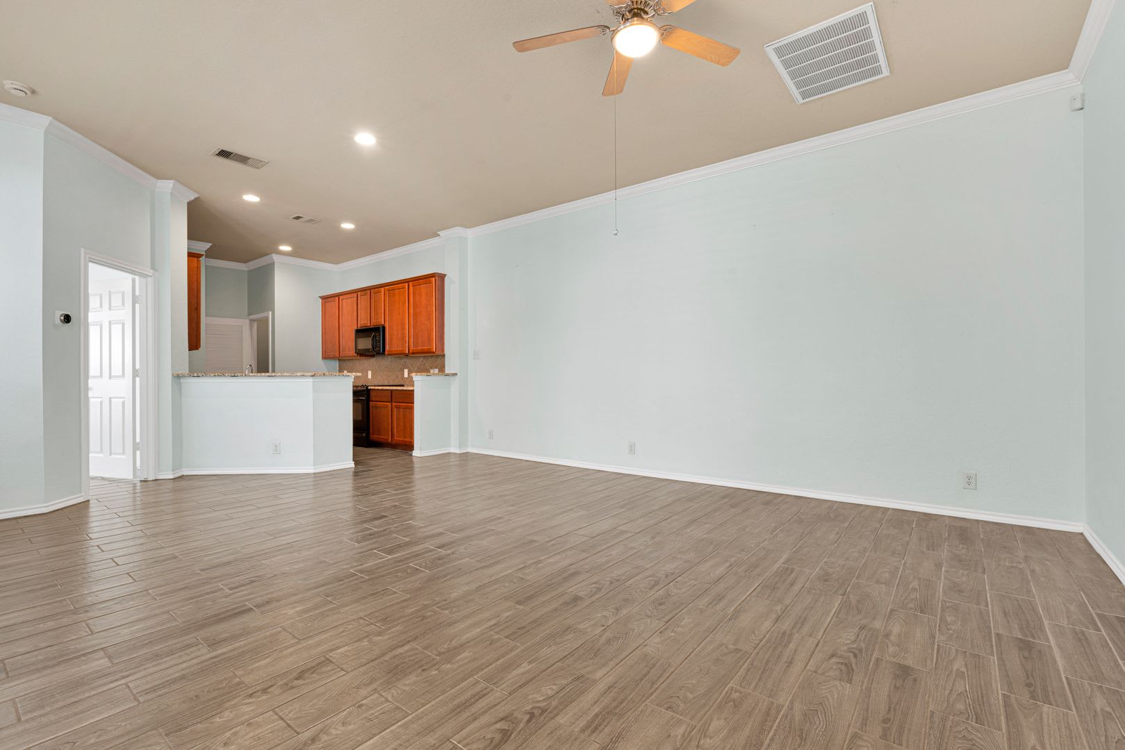 Beautiful 3 Bedroom Townhome Available For Rent For Asap Move In Medical Center Area – photo 3