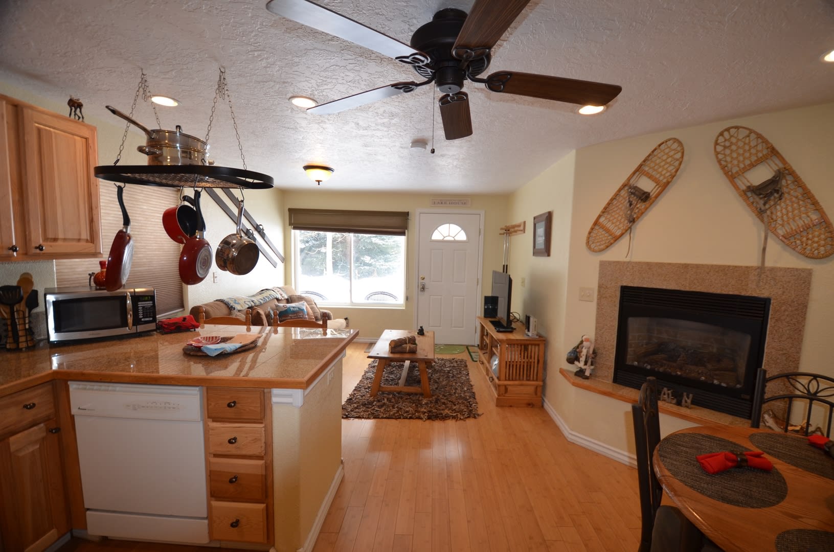 Walk out front door to Lake Dillon! Yacht Club Condo! Furnished! Great Natural Light! – photo 2