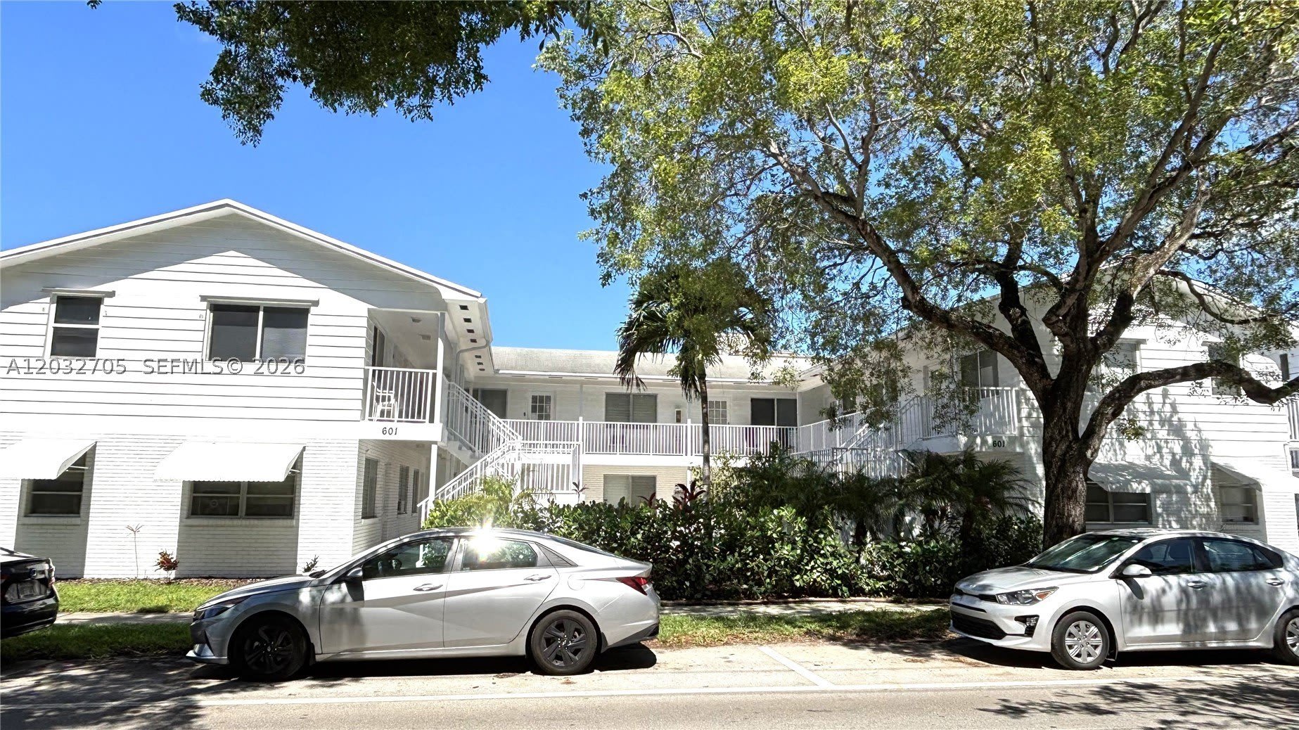 601 S 19th Ave – photo 2