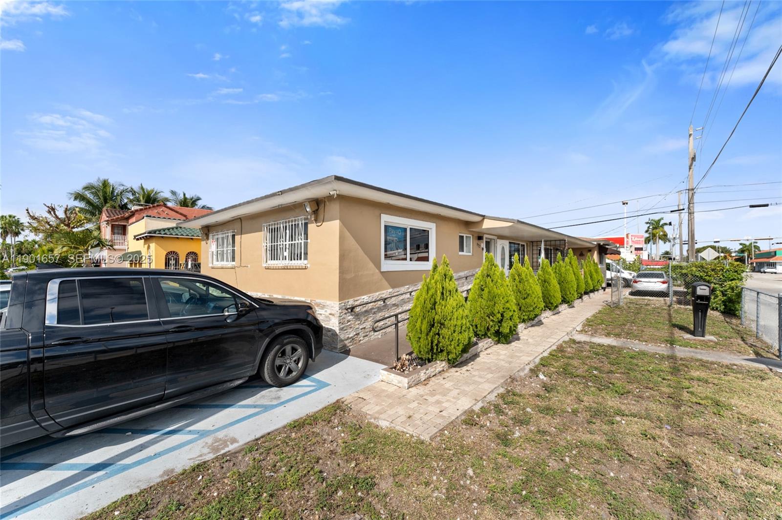 820 Southwest 17th Avenue – photo 1