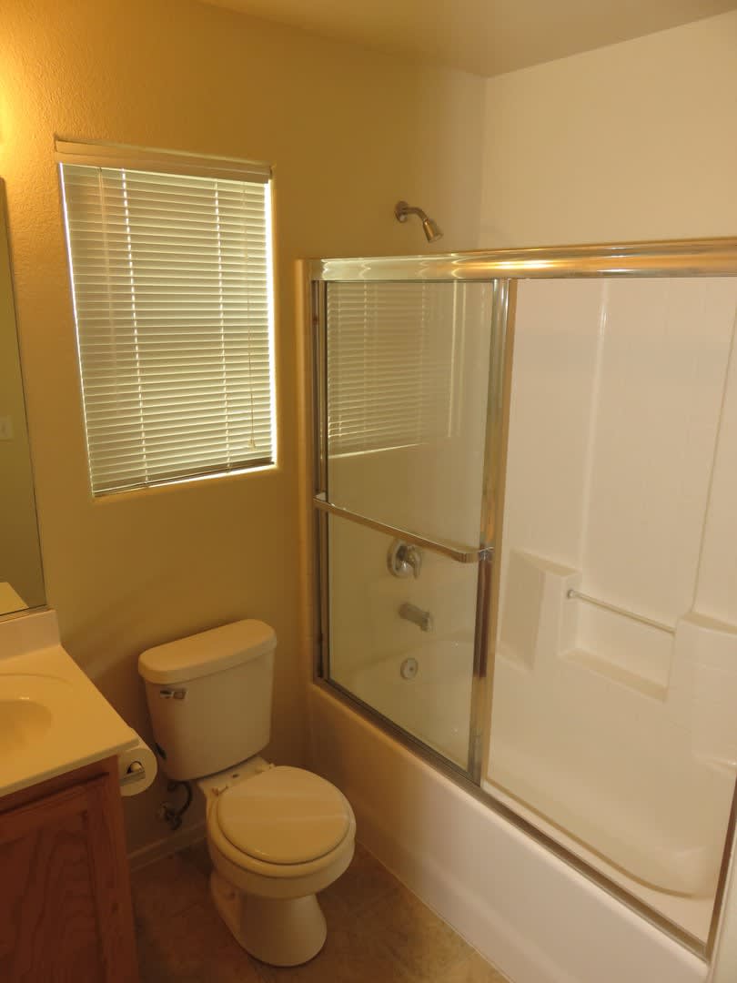 Huge family room with kitchen nicely tucked in the middle. – photo 1