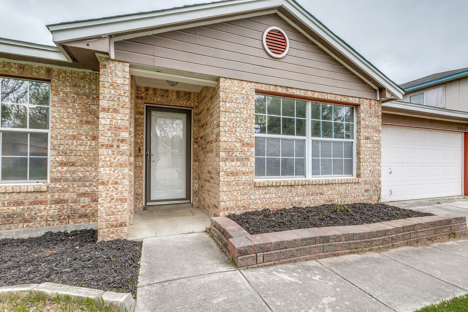 3-BEDROOM SINGLE-STORY IN CRESTLAKE – photo 3