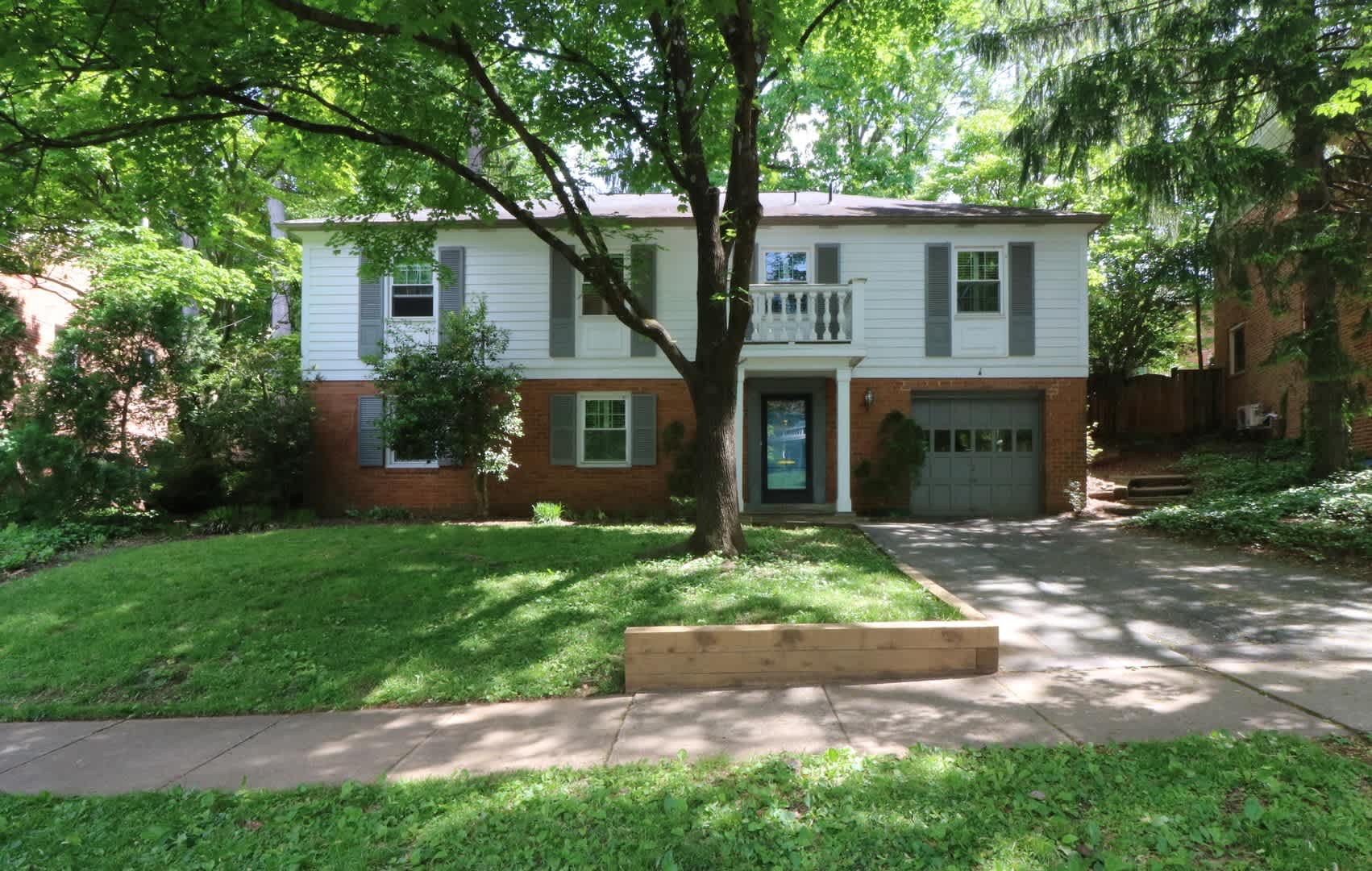 4Bed 2 5Bath Raised Rambler In Bannockburn Near Glen Echo Park – photo 1