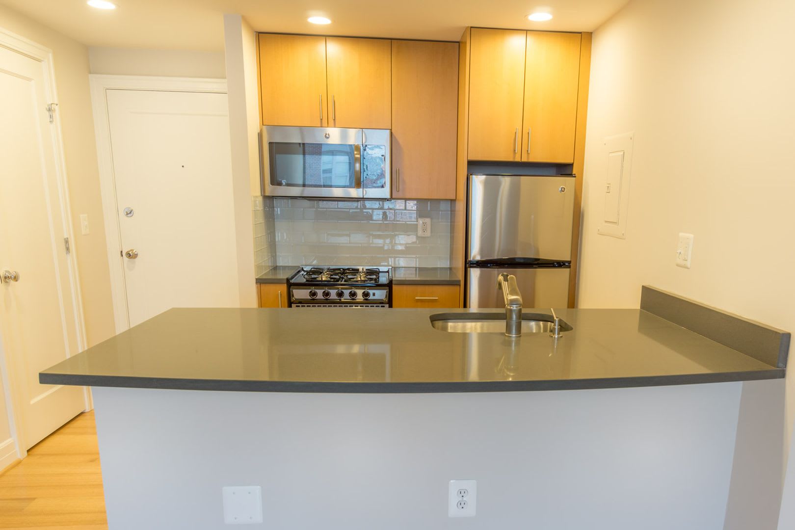 Sutton Plaza Apartments – photo 4
