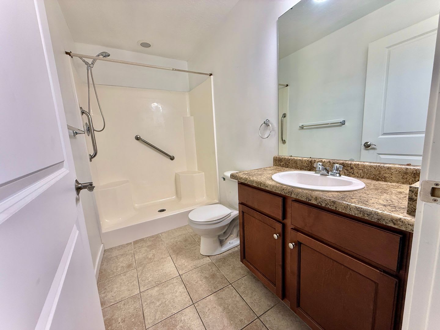 Beautiful 2BR Condo in Gated Community Near TRAX – photo 4