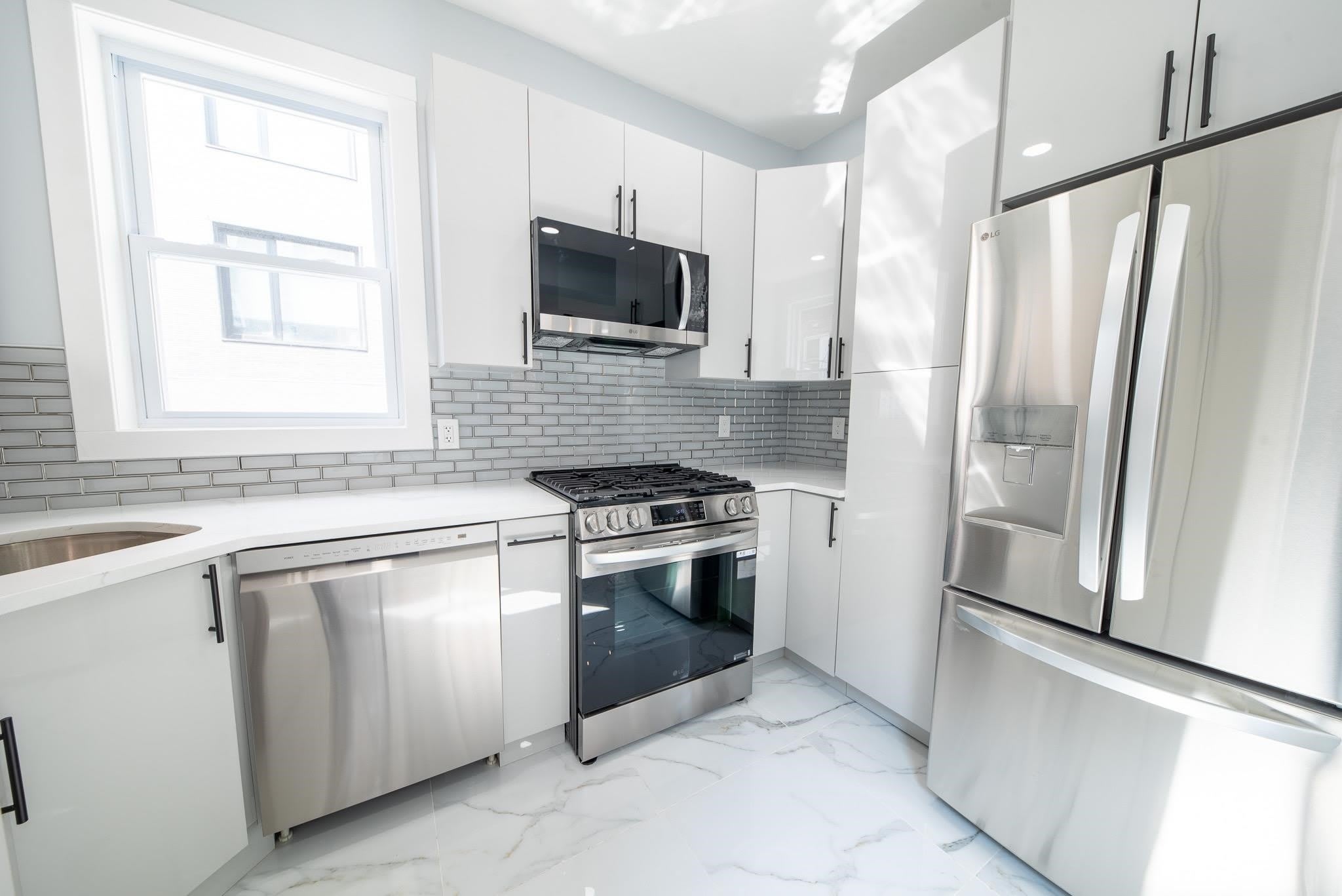 1409 MANHATTAN AVE – photo 5