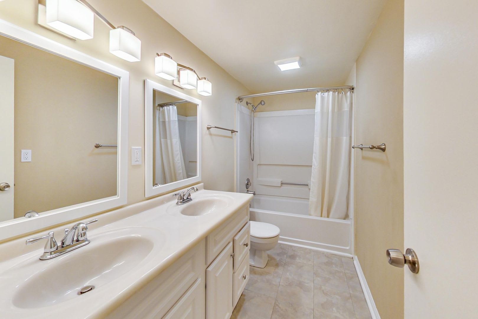 Updated 3+2.5 End Unit w/ 2 PARKING SPACES – photo 5