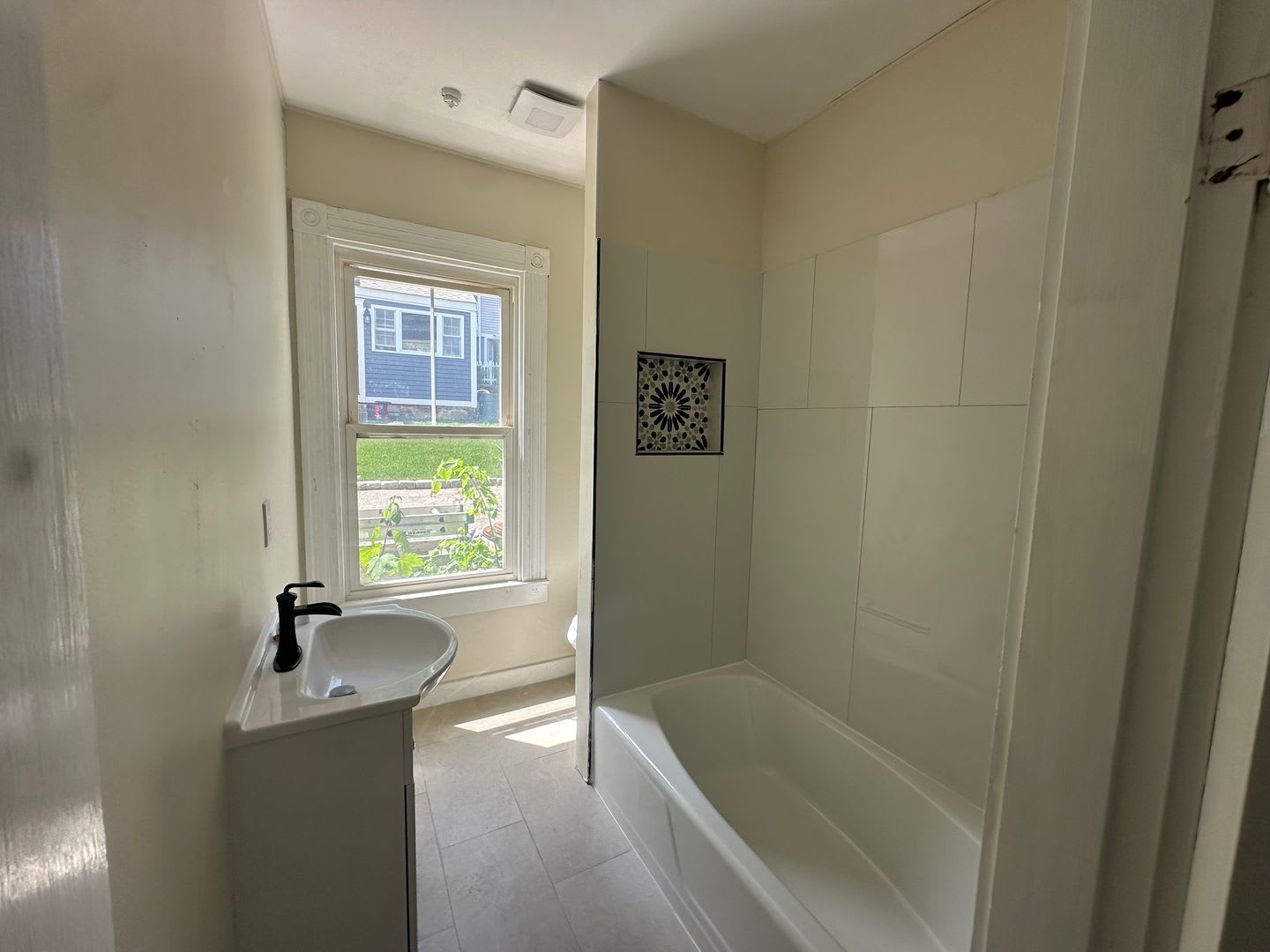 Spacious 2 Bed/ 1 Bath Apartment in East Greenwich! – photo 5