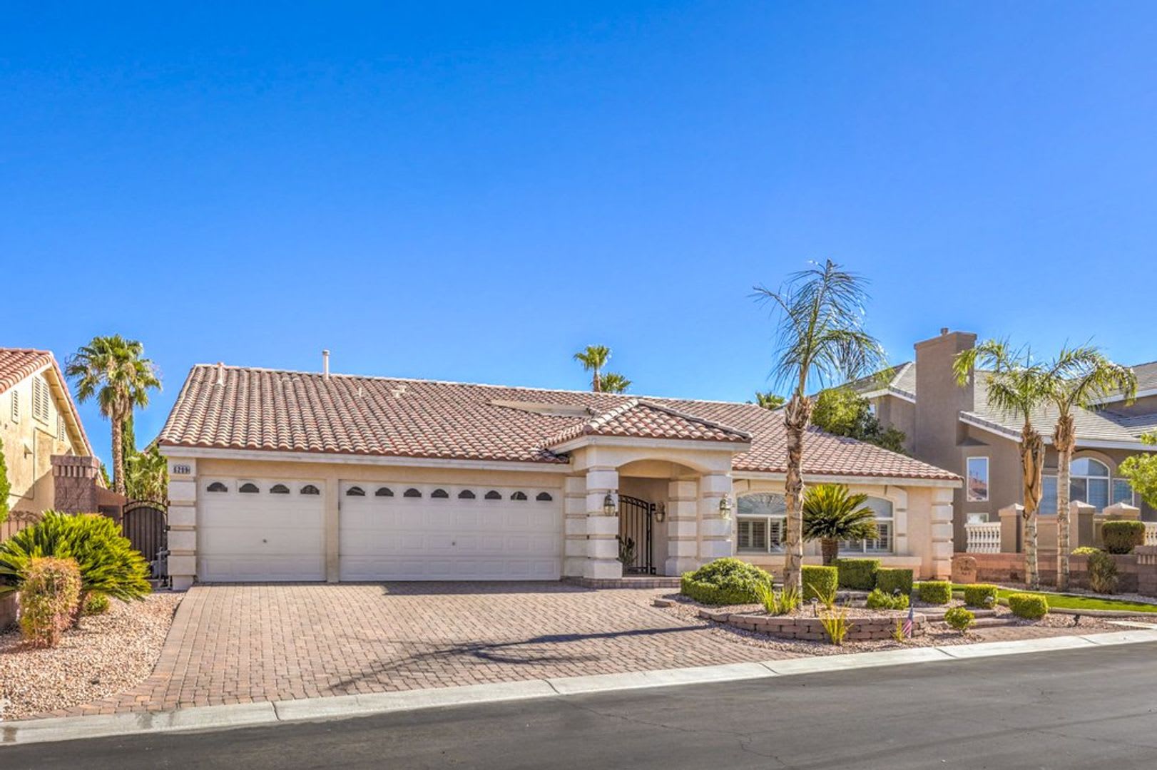 Rare Beautiful 1 story Gated w/ Basement! Pool, Spa and Tiki Bar! – photo 4