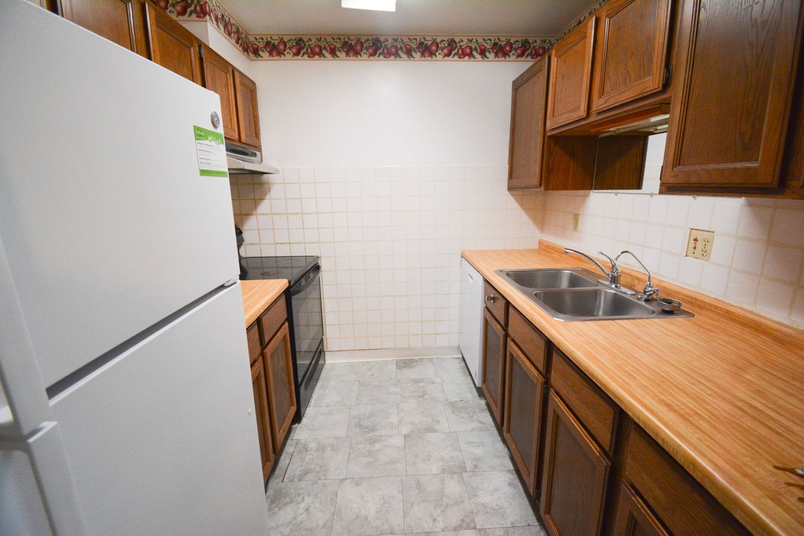 Main floor 2br condo steps from the Douglas Trail! – photo 3
