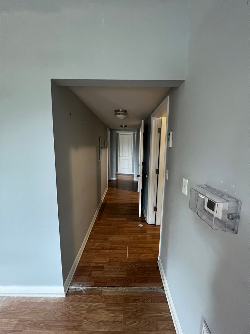 Spacious Three Bedroom Apartment In The Russell Neighborhood – photo 4