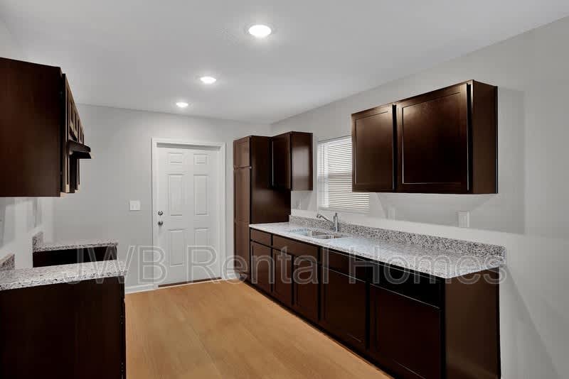 2117 Moncrief Rd – photo 2