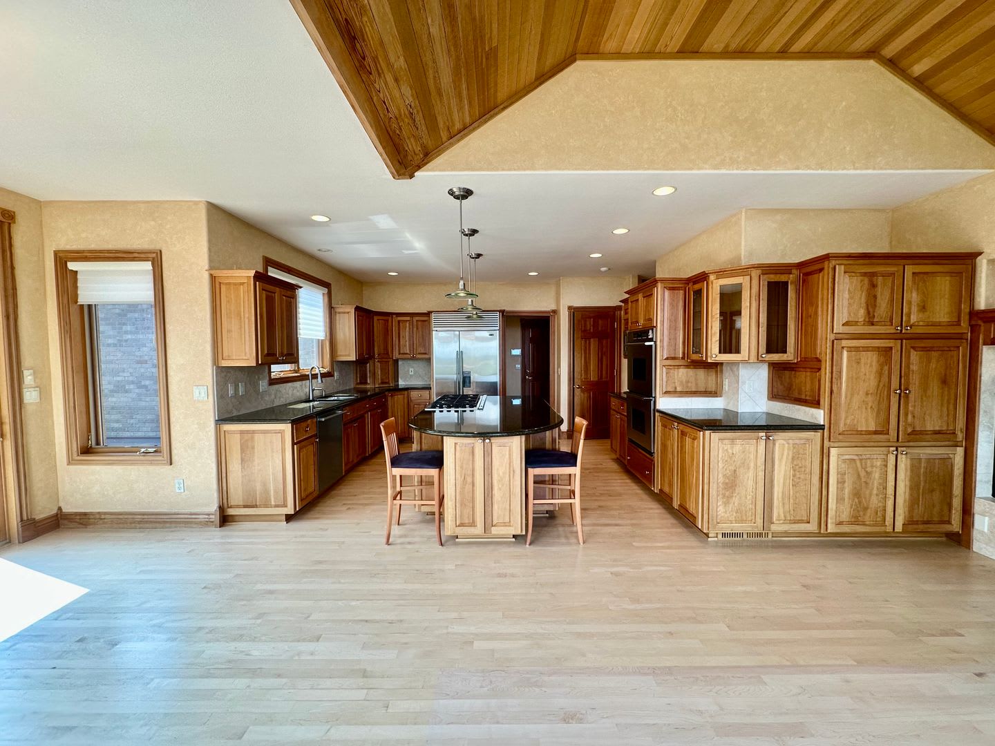 Luxury 4-Bed Running Y Home with Panoramic Lake Views – photo 2