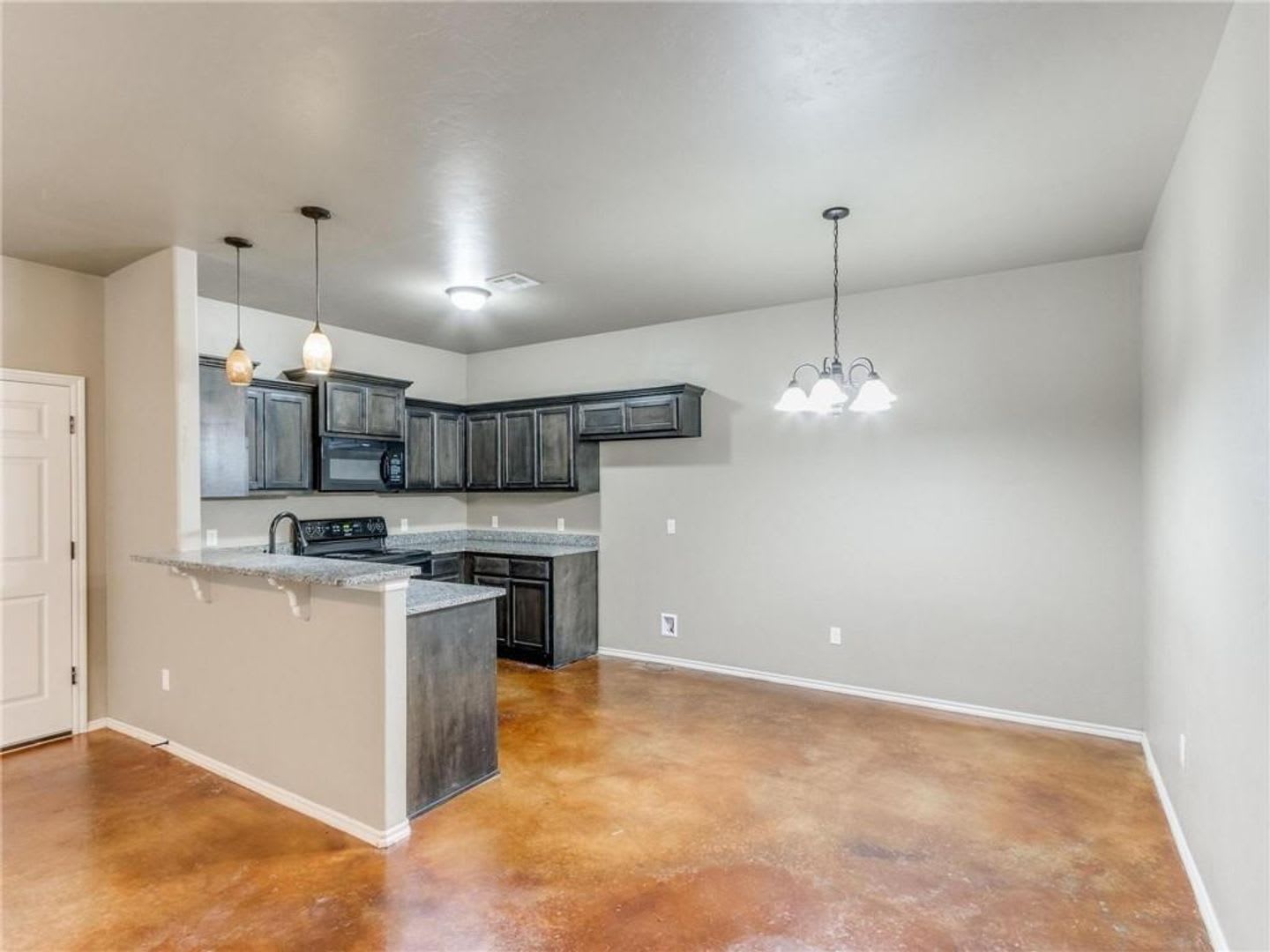 3br 2ba duplex with 2 car garage in Kingfisher! – photo 4