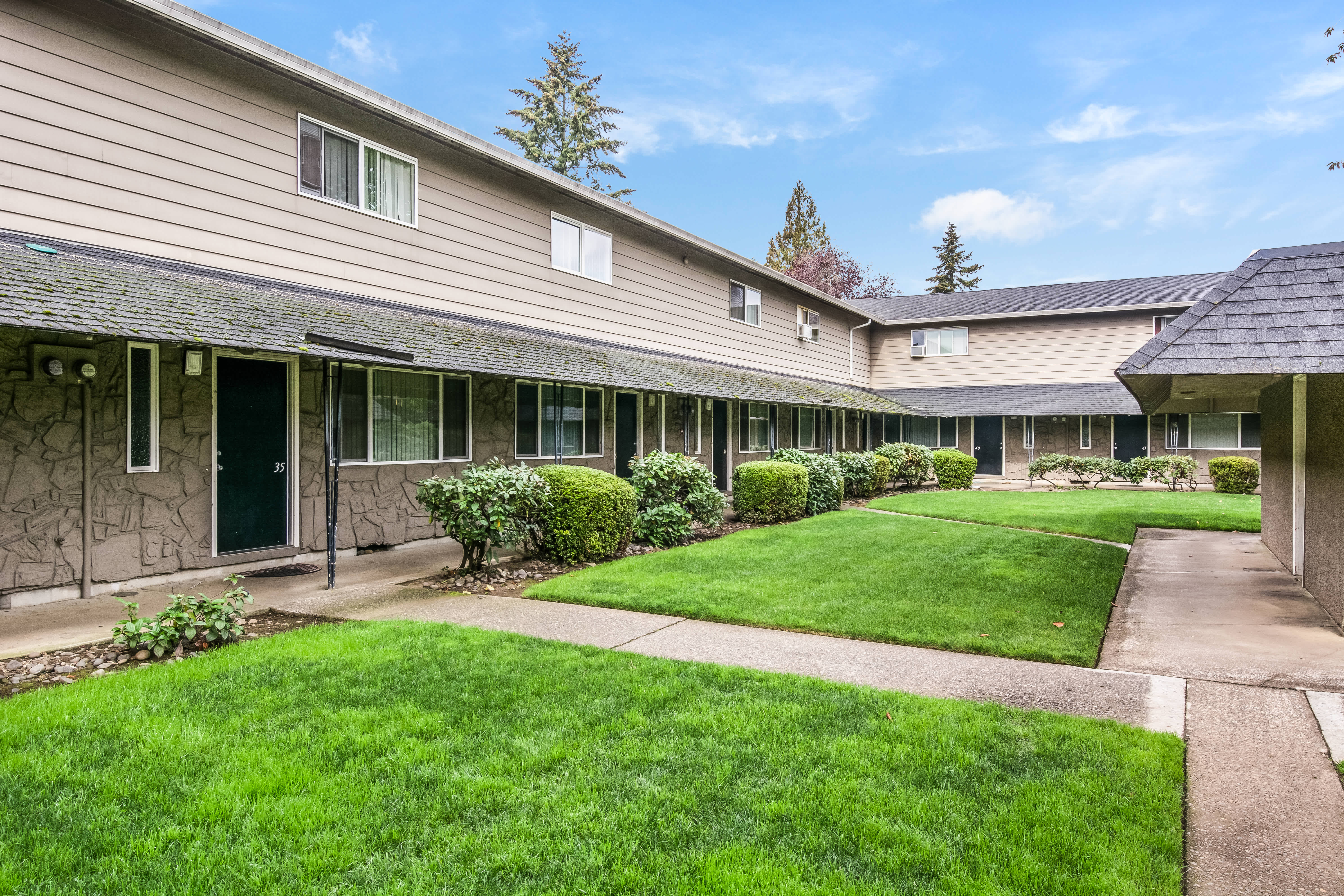 Townhouse Square – photo 1