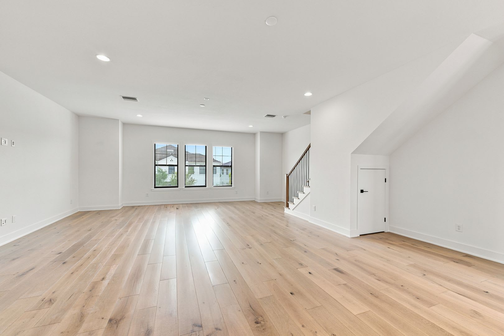 GORGEOUS Like NEW 4/3.5 CUSTOM TOWNHOME – photo 5