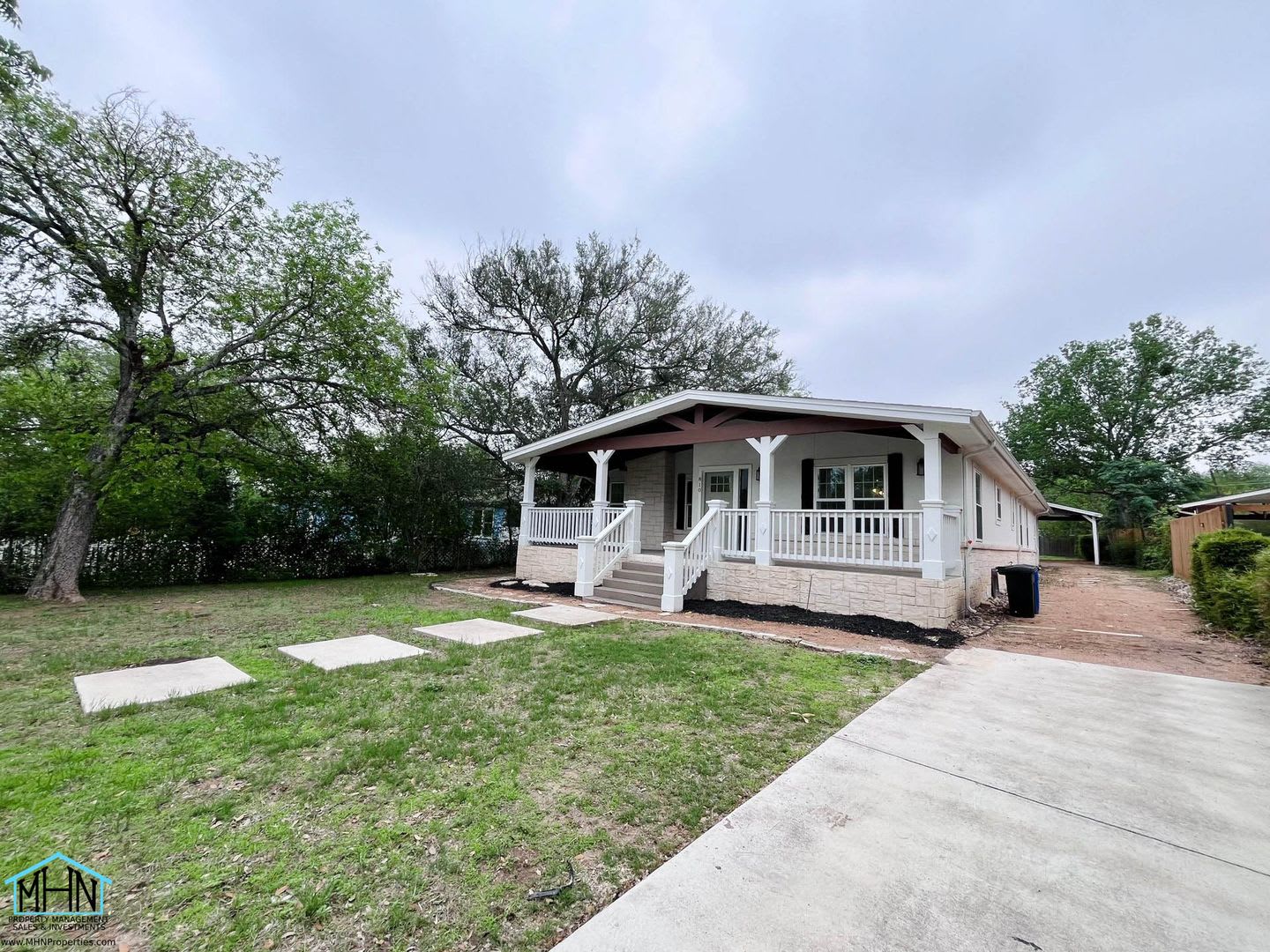 Welcome to your dream home nestled in the prestigious neighborhood of Terrell Hills, Texas. – photo 2