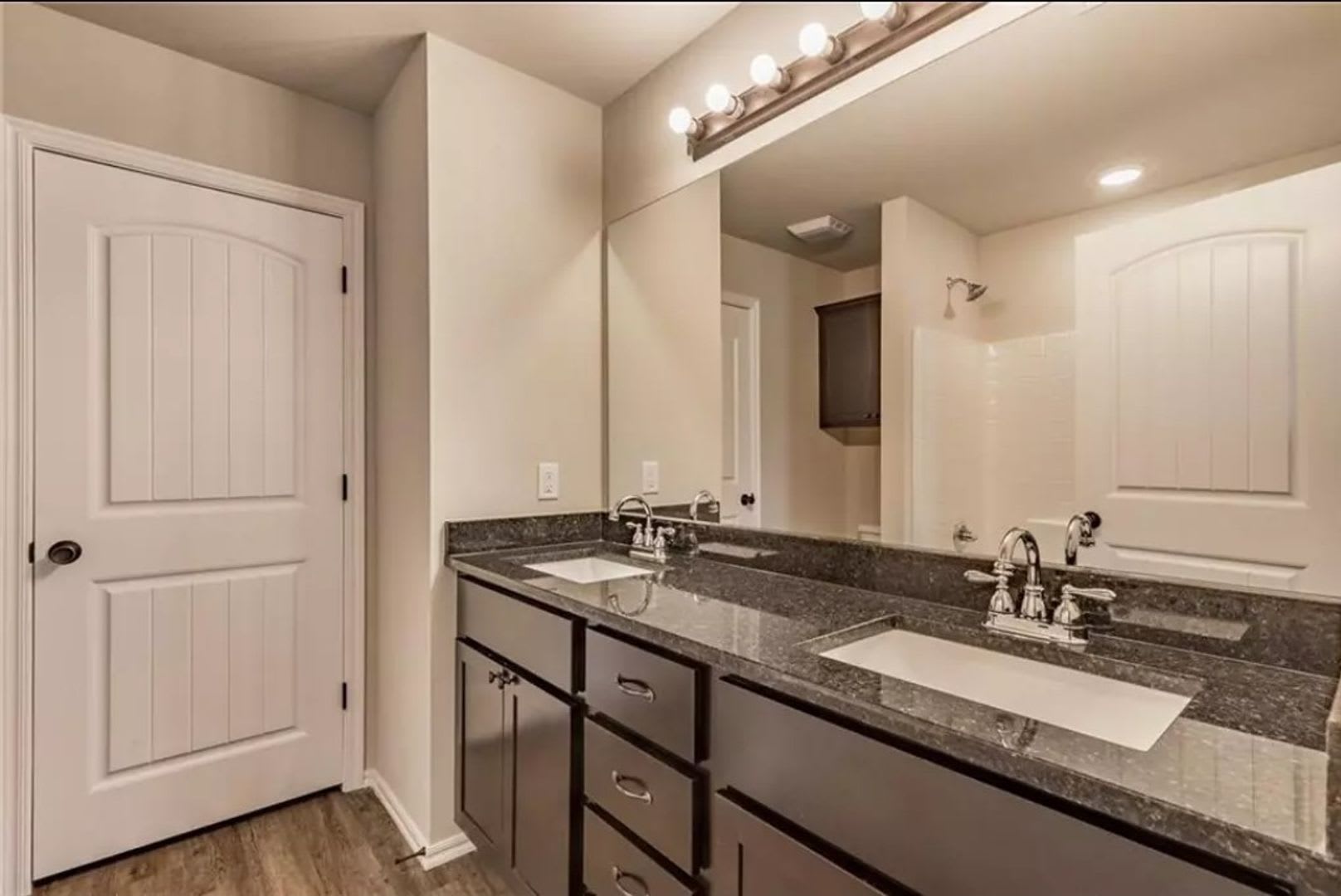 Modern finishes, low traffic cul-de-sac, walking track, walk to downtown Edmond events! – photo 4
